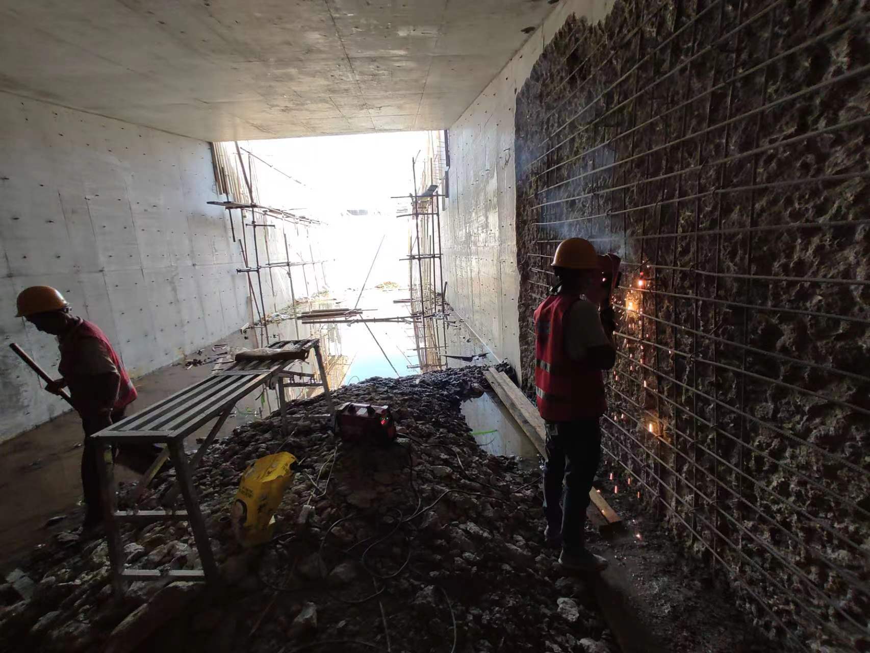 巴州挖断承重墙导致楼体开裂，加固施工方案出炉